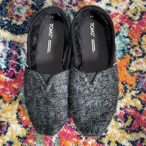 Tom’s women’s size 7 sweater slip ons